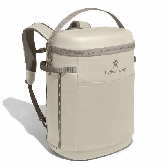 carryouttm-backpack-22-l-c8 18pco114-carryout-backpack-22l-oat-angled_1.jpg