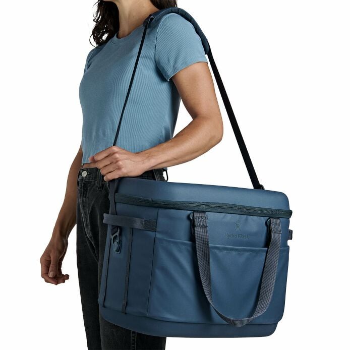carryouttm-soft-cooler-30-l-r2 250815_hydro_s26_hb_14546_5.jpg