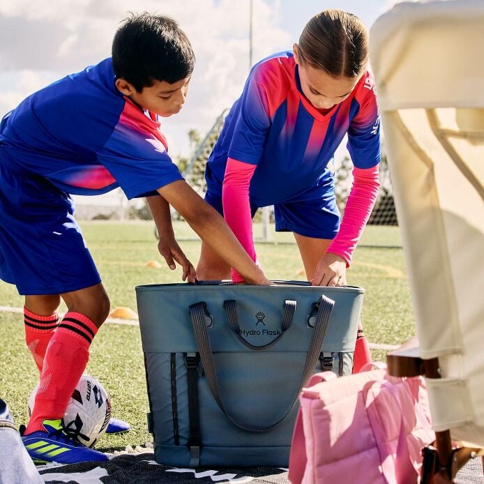 carryouttm-soft-cooler-tote-30-l-f9 hf_carryout_bouwer_d2_l2_parking_soccer_2454_1_1.jpg