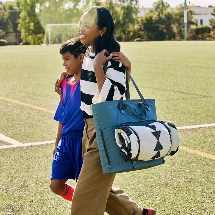 carryouttm-soft-cooler-tote-30-l-f9 hf_carryout_bouwer_d2_l2_parking_soccer_3406_1_1.jpg